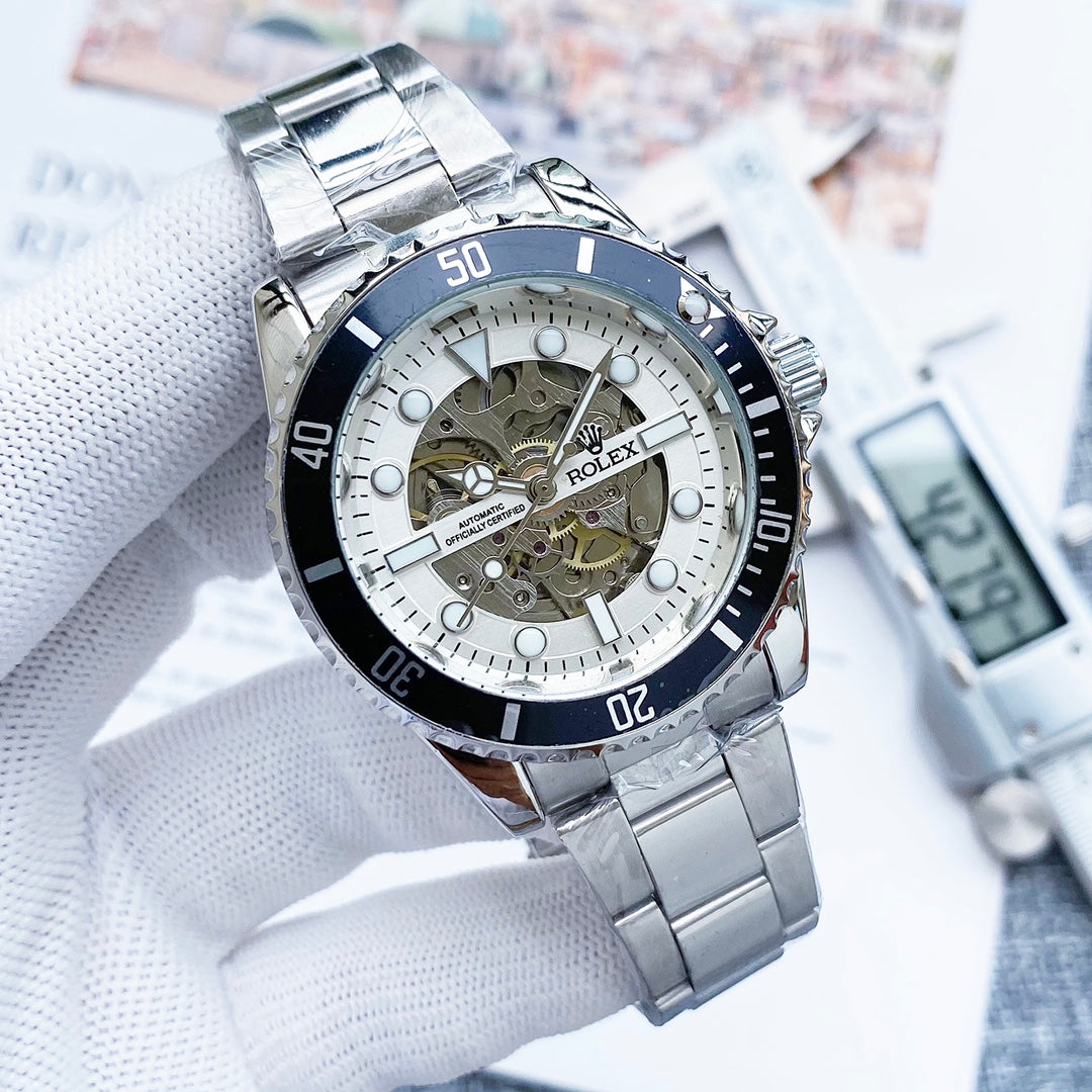 2026 Hottest Selling Item! 🔥🔥 Stylish mechanical men's watch with a mineral crystal glass face. The watch features a transparent skeleton design, simple yet elegant, showcasing every detail perfectly.