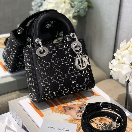 2025 Bag Classic Top-handle Bag D31