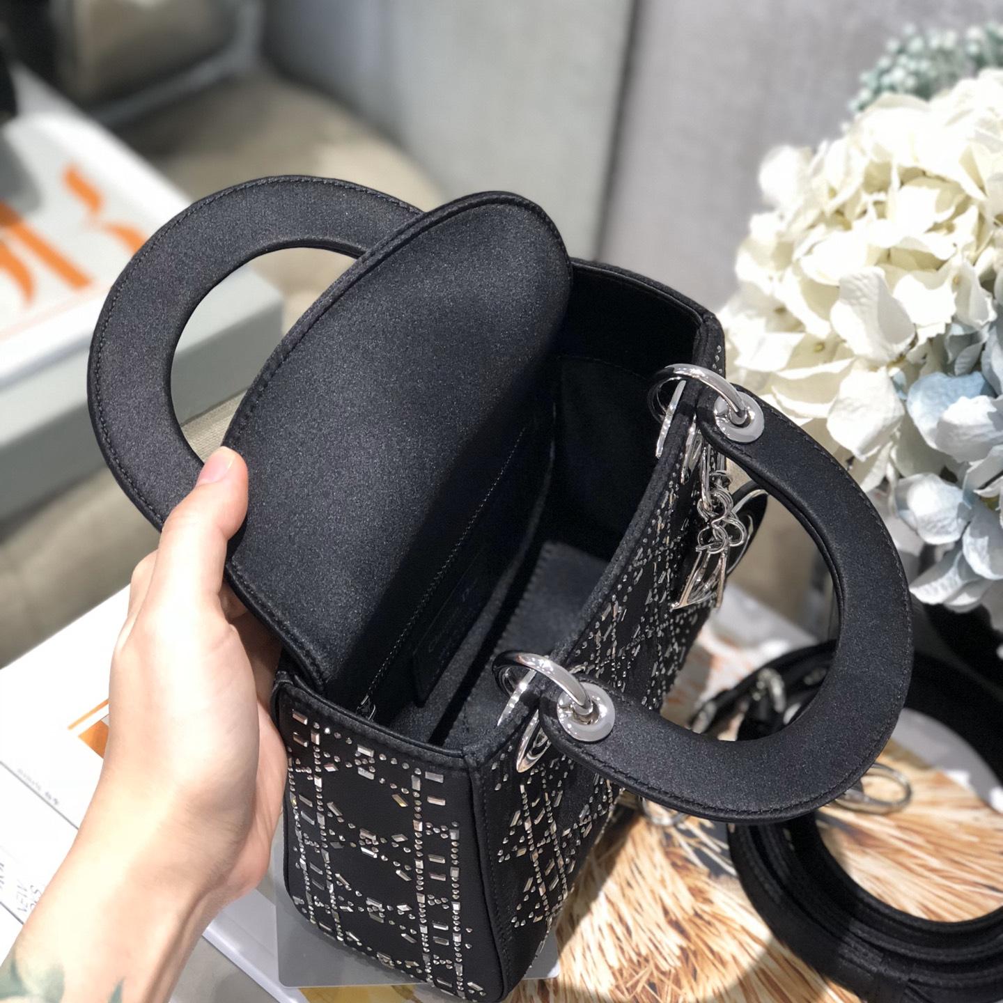 2025 Bag Classic Top-handle Bag D31